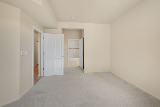 Building Photo - 1Bd/1Ba Bellevue Condo