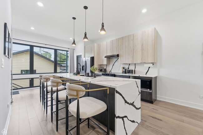 Building Photo - 4210 W 5th Ave