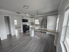 Building Photo - 101 S Moss St