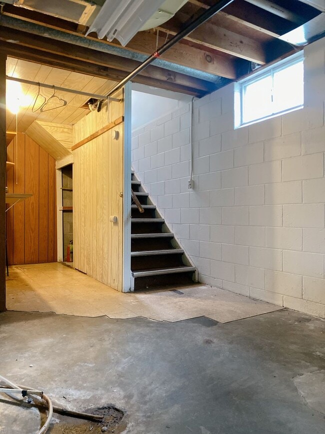 Building Photo - Beautiful 3 bed 1 bath house, over sized driveway, garage and fenced in back yard $1795