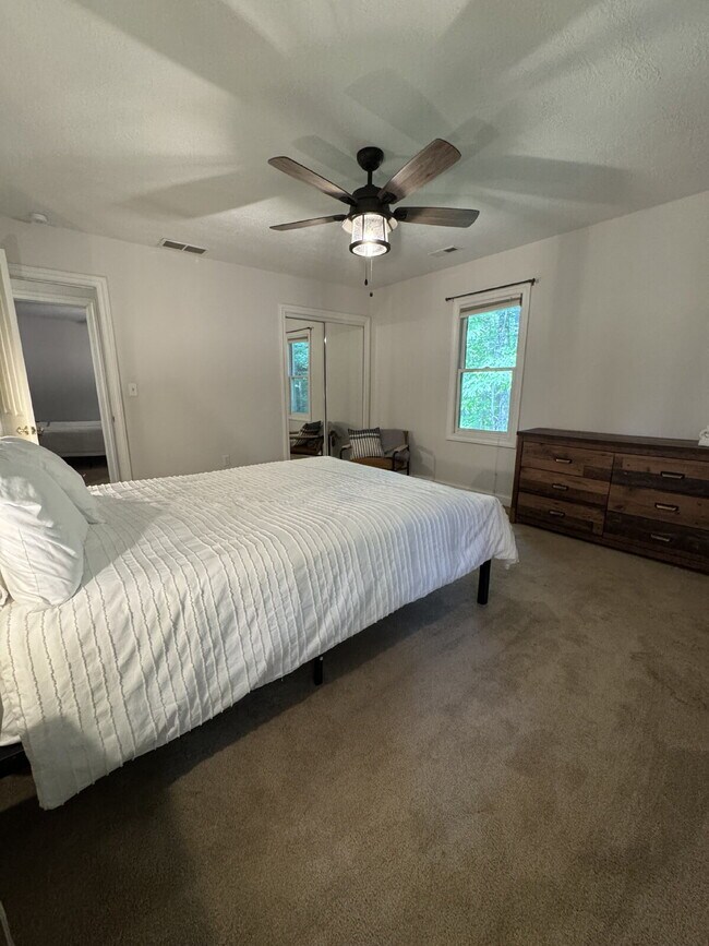 Building Photo - Fairview home 5 bedroom 3 1/2 bathroom home