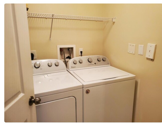 Building Photo - 1111 Myrtlewood Cir E