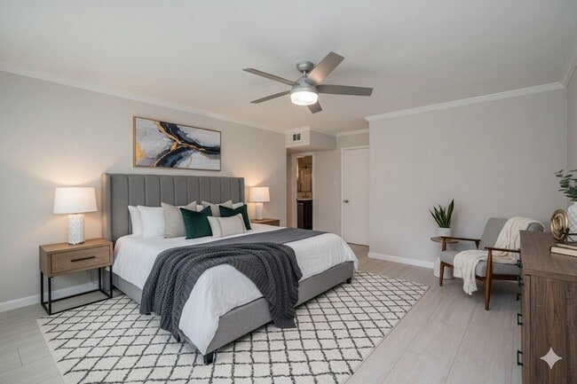 Building Photo - 355 N Post Oak Ln