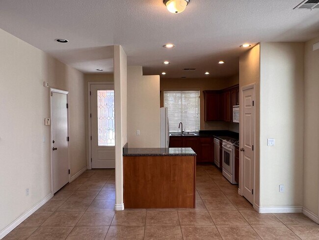 Building Photo - Southwest - Gated Community Pool/Spa/Playground