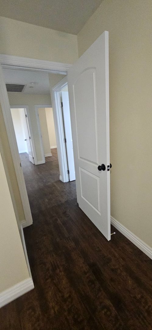 Building Photo - 75(611)