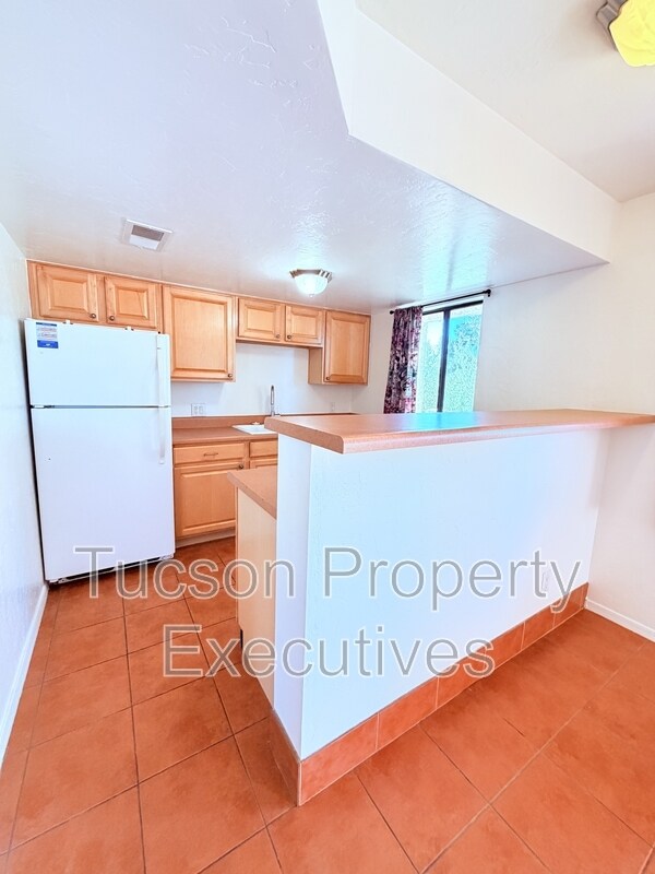 Building Photo - 455 W Kelso St