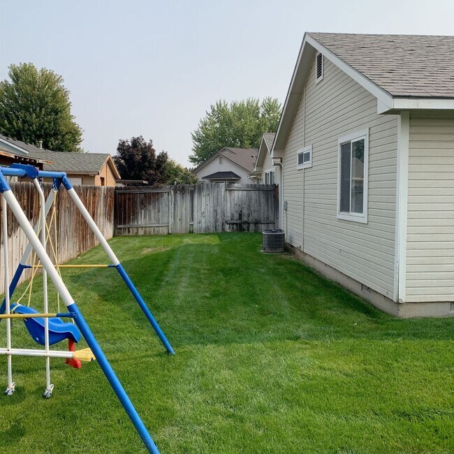 Building Photo - Mitchell Duplex