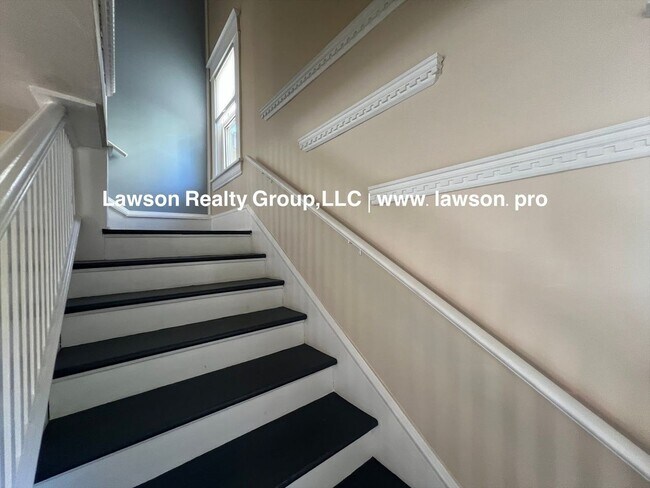 Building Photo - Charming Grandin Court House with Detached Garage and In Law Suite