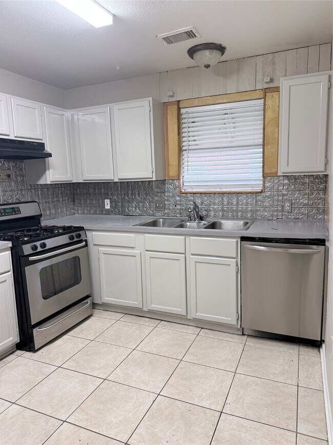 Building Photo - 6430 Garden Canyon Dr