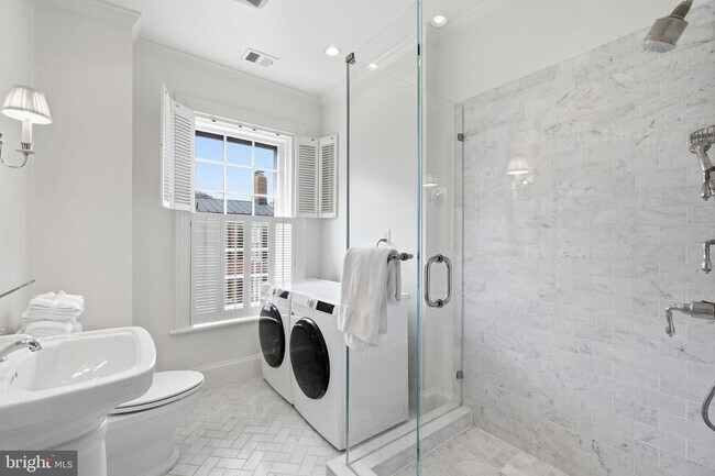 Building Photo - 1241 33rd St NW