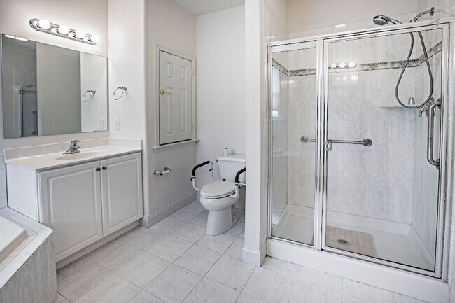 Building Photo - Beautiful 3 bedroom, 3 bath home in over 5...