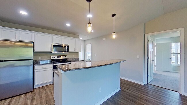 Building Photo - Like New Condo Style Upper 3 Bedroom 2 Bathroom plus Den Apartment is Available