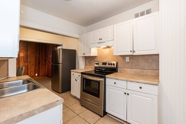 Building Photo - 3 Bed/2 Bath with a great back yard!