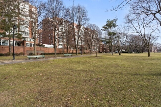 Building Photo - 975 Memorial Dr