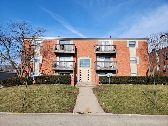 Primary Photo - Renovated 2 Bedroom Apartment Conveniently...
