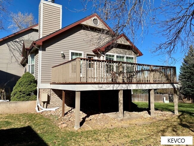 Building Photo - Light & Bright End Unit Townhouse!