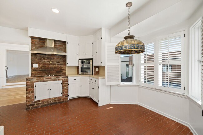 Building Photo - 1685 Sunset Plaza Dr