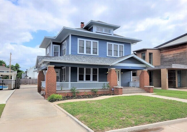 Building Photo - Stunning 4-Bed, 3-Bath Gem 1 Minute from Midtown!