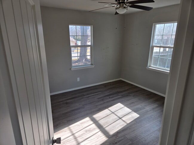 Building Photo - 520 S Cedar Ave