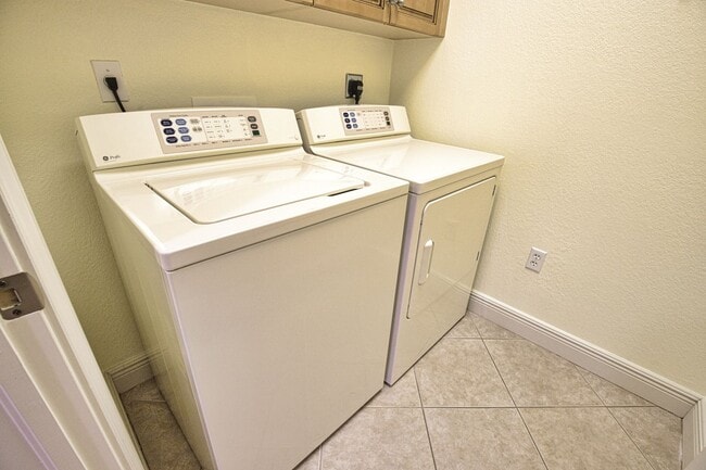 Building Photo - Annual Unfurnished 2 Bedroom 2 Bathroom with a Flex Room in The Waterfront on Venice Island!