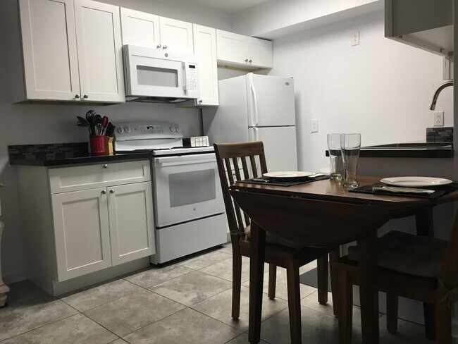 Eat-in kitchen - 1810 E Blacklidge Dr