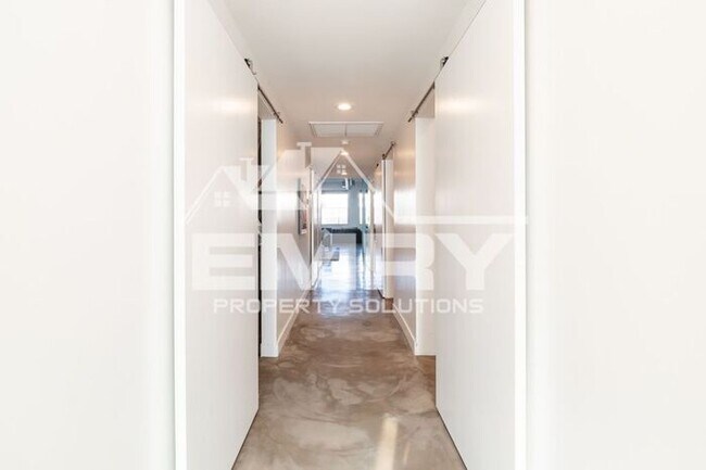Building Photo - Prime Commercial Office Space Available Beverly Blvd Los Angeles