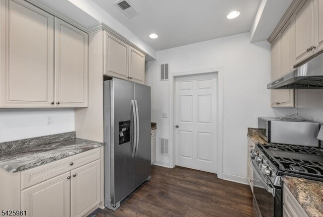 Building Photo - 63 Autumn Way