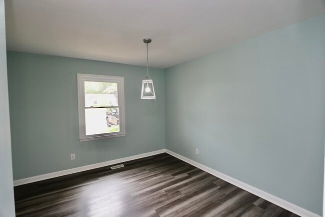 Building Photo - 807 N Guignard Dr
