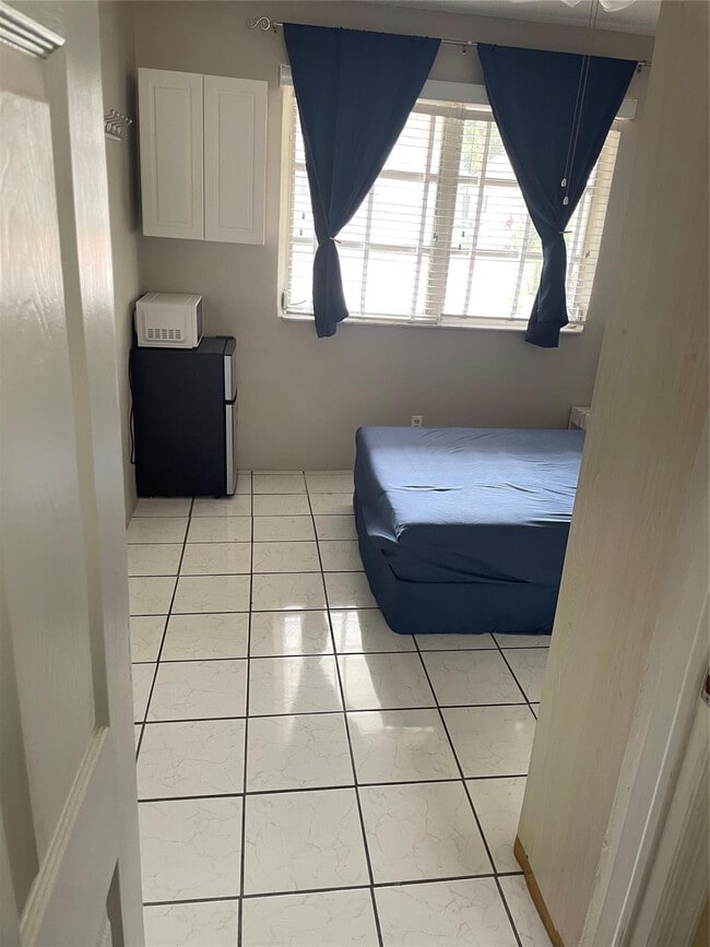 Building Photo - 4401 NW 43rd Ave