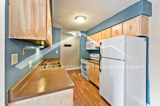 Building Photo - Gorgeous Condo with Central AC and Balcony