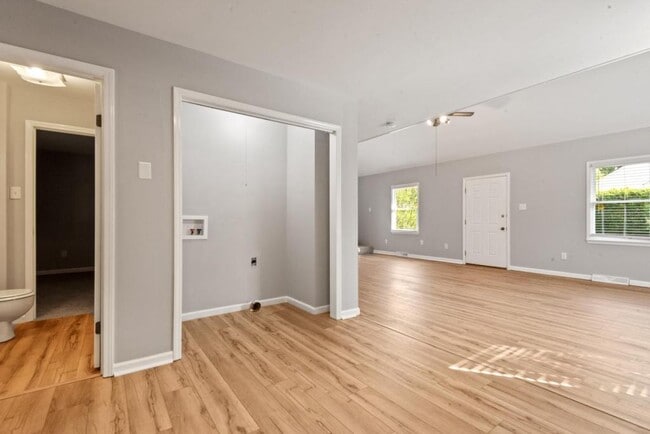 Building Photo - 648 Golfview Dr