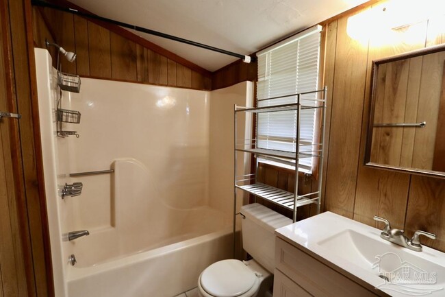 Building Photo - 10 Bertram St