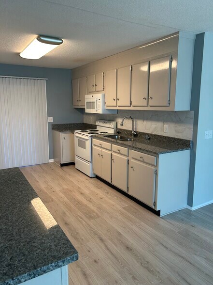 Building Photo - 33 Phillips Dr