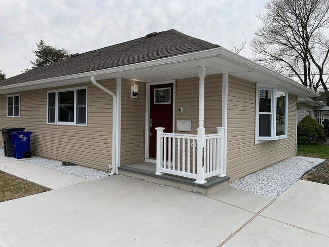 Fron entrance porch - 2208 Mount Carmel Blvd