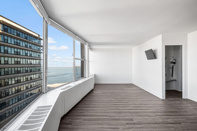 Building Photo - 5757 N Sheridan Rd