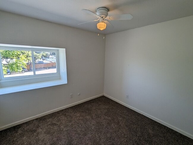 Building Photo - 3 Bedroom 2.5 Bathroom Two Story Townhome in Spring Valley