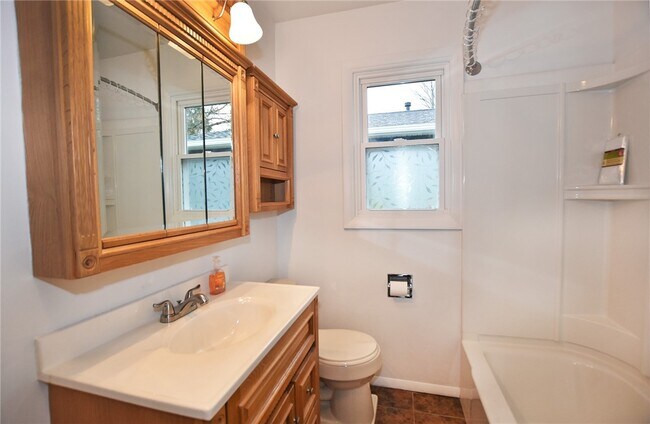 Building Photo - 300 Howland Ave