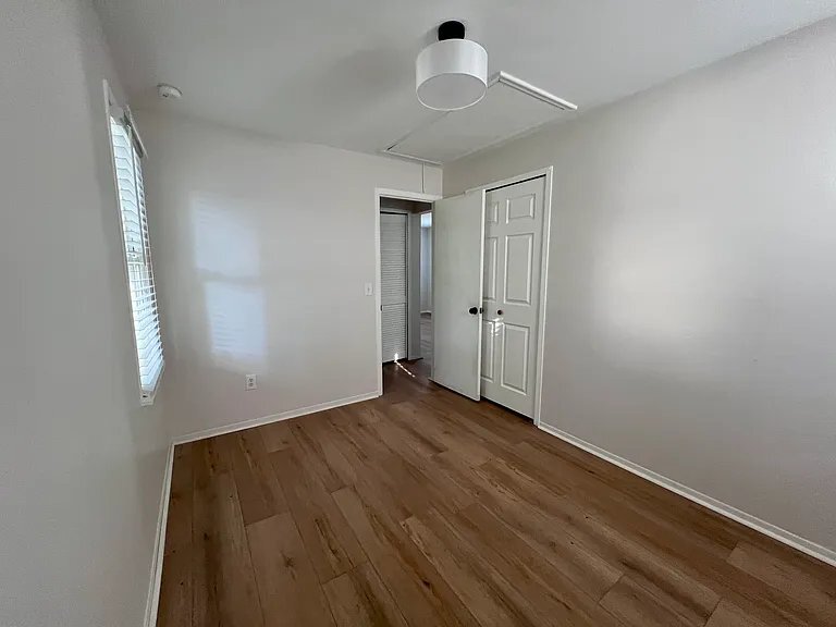 Building Photo - 555 E Mahan Ave
