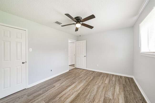 Building Photo - 9503 Dalmally St