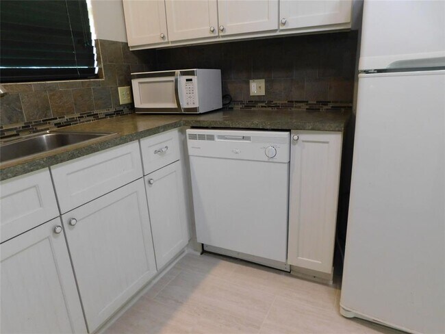 Building Photo - 9710 Pine Lake Dr