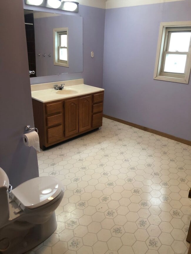 Building Photo - 4 Bedrooms/2 Bath Home with attached Garage