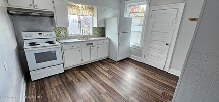 Building Photo - 123 Oak St