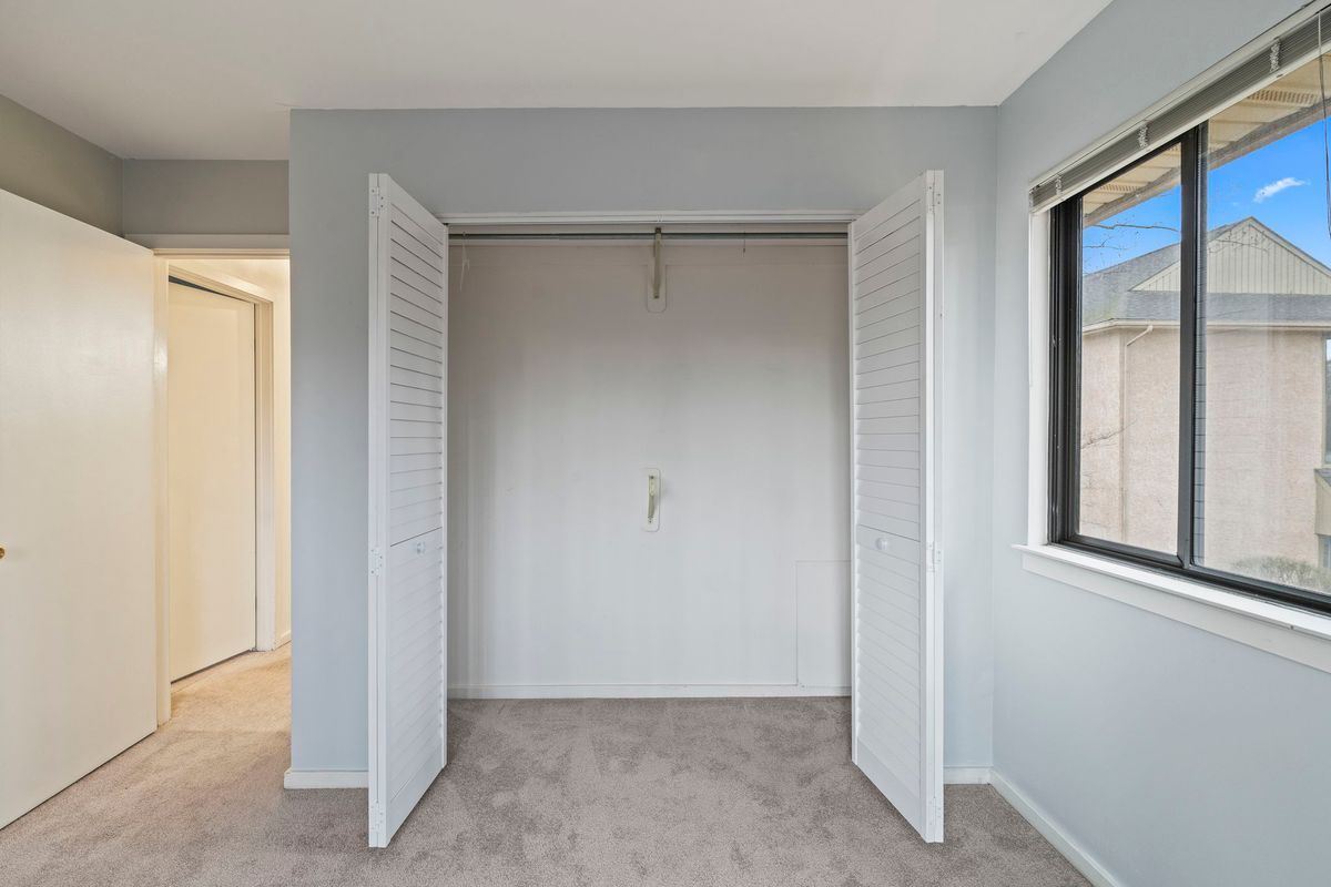 Building Photo - 431 Lynetree Dr