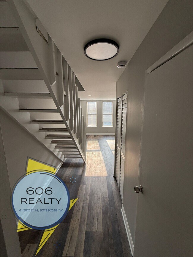 Building Photo - 744 W Gordon Terrace