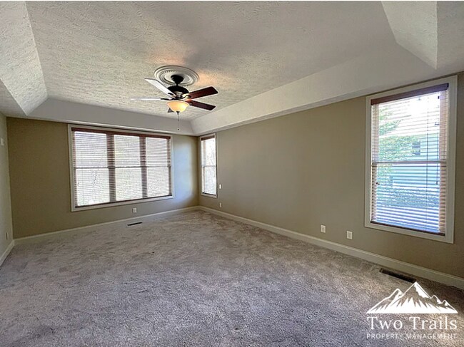 Building Photo - LUXURY MOUNTAIN LIVING IN GATED COMMUNITY