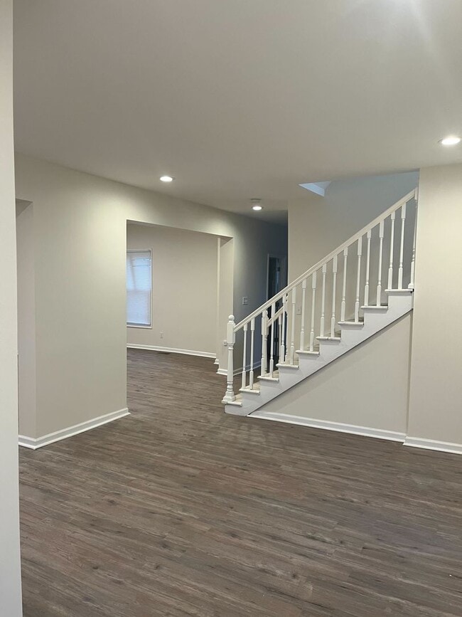 Building Photo - 5 Bedroom, 2 bath home