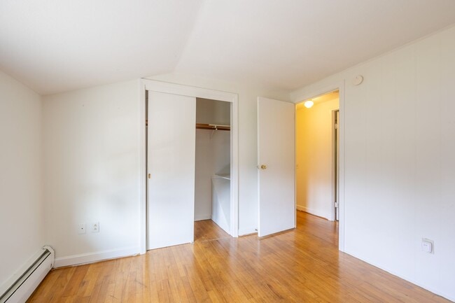 Building Photo - 5 Bedroom Split Level Single Family