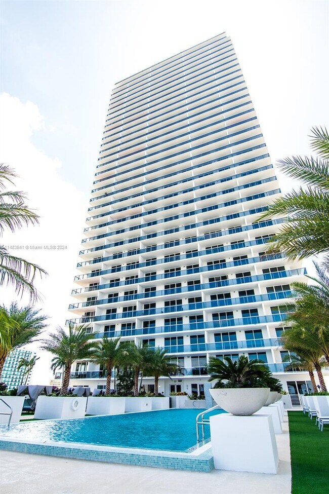 Building Photo - 600 NE 27th St