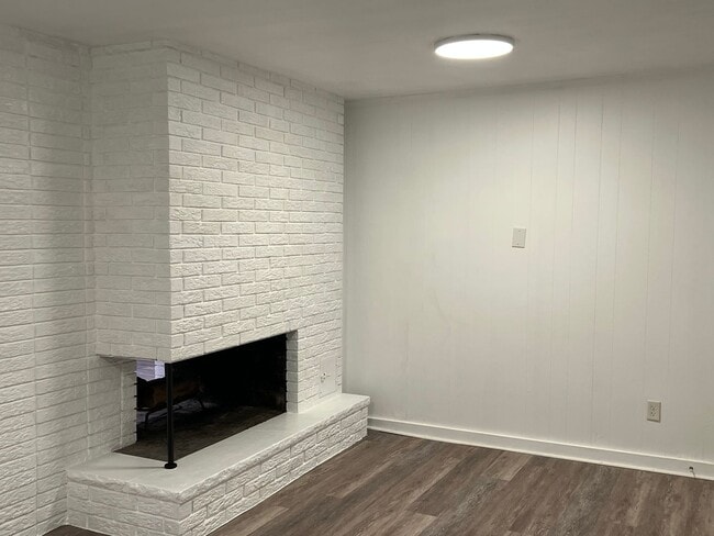 Building Photo - Spacious 4 BEDROOM 2 FULL BATHS PLENTY OF ...