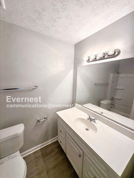 Building Photo - 8572 Glenwoods Dr